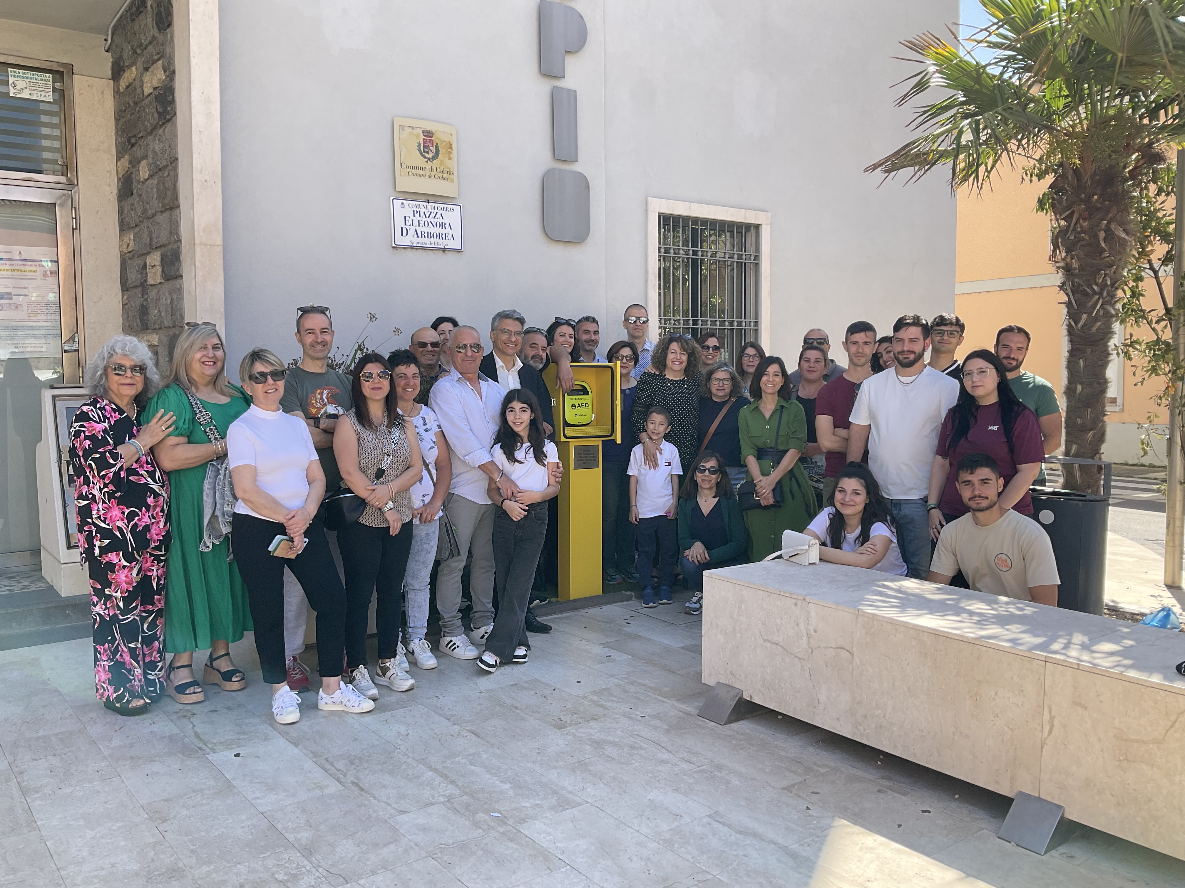 Installato un defibrillatore nella piazza Eleonora a Cabras. La comunità è più sicura grazie alla generosità del Comitato Santa Maria 2022. 